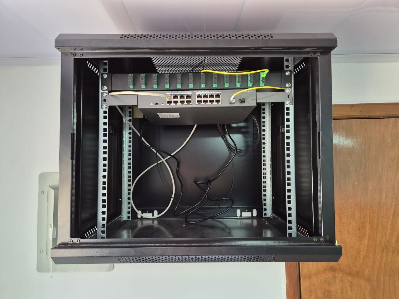 Gabinete de pared con switch