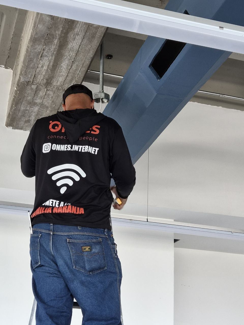 Técnico de Onnes instalando en techo