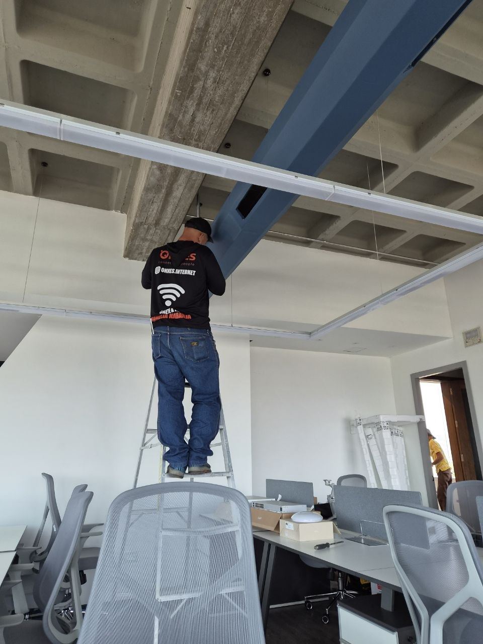 Técnico instalando access point
